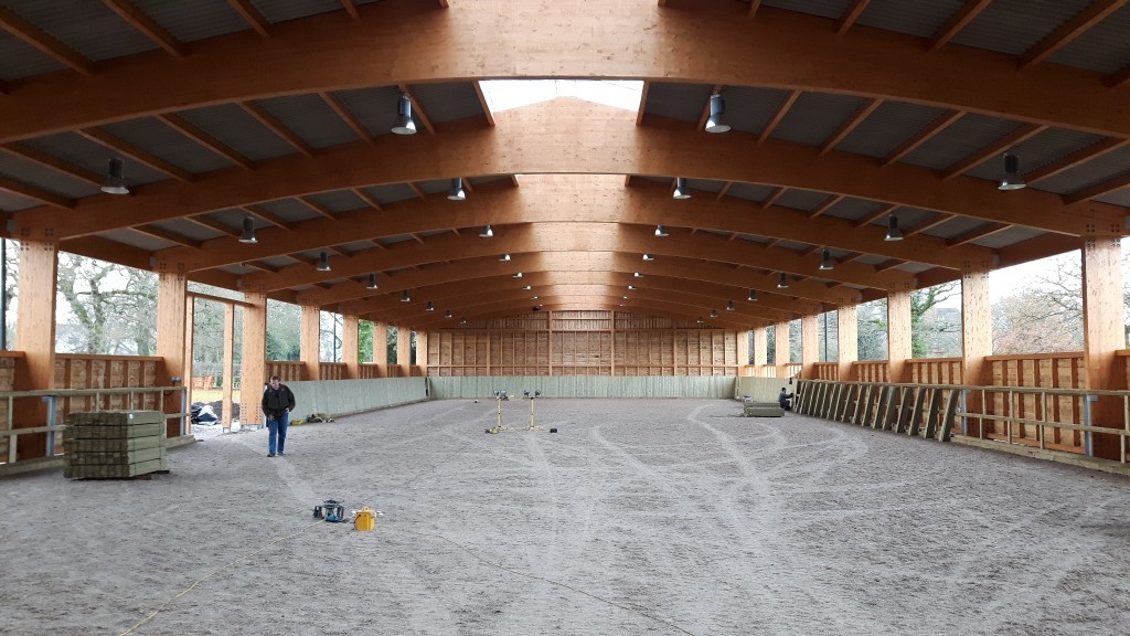 A Curved glulam clear span roof for the indoor arena
